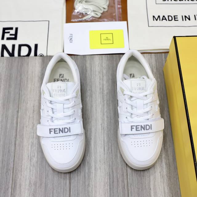 出厂价： 情侣款 顶级原单 品牌：芬迪 Fendi 尺码：35-44 男38、45定制 等级：原单品质 高版本 材料： 进口原版牛皮拼接 优质舒适内里 原版tp